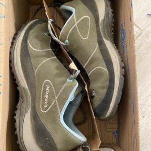 Pategonia hiking shoes size 8 in excellent condition